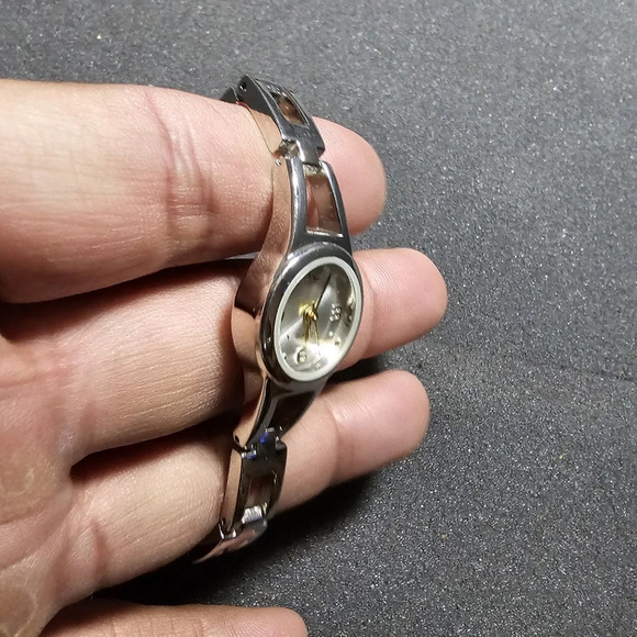 Ladies fashion watch silver tone case and bracelet round face working shows sign - Picture 6 of 9